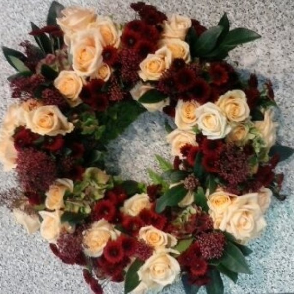 Trauerkranz herbstlich mit Rosen und Chrysanthemen Bild 1